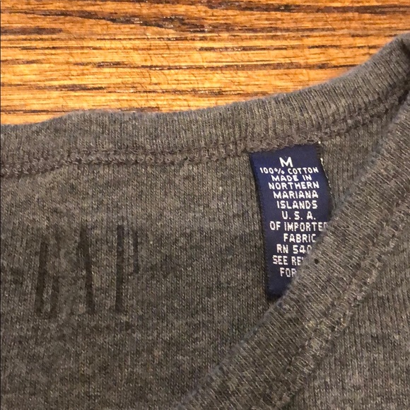 Gap woman’s short sleeve gray tee. - Picture 3 of 4